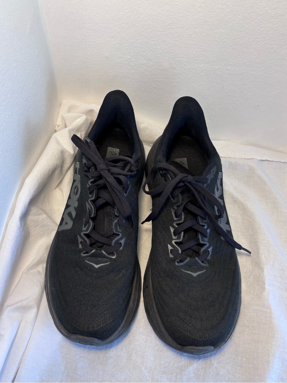 EUC Hoka One One Mach 5 running shoes black/black - Picture 2 of 5
